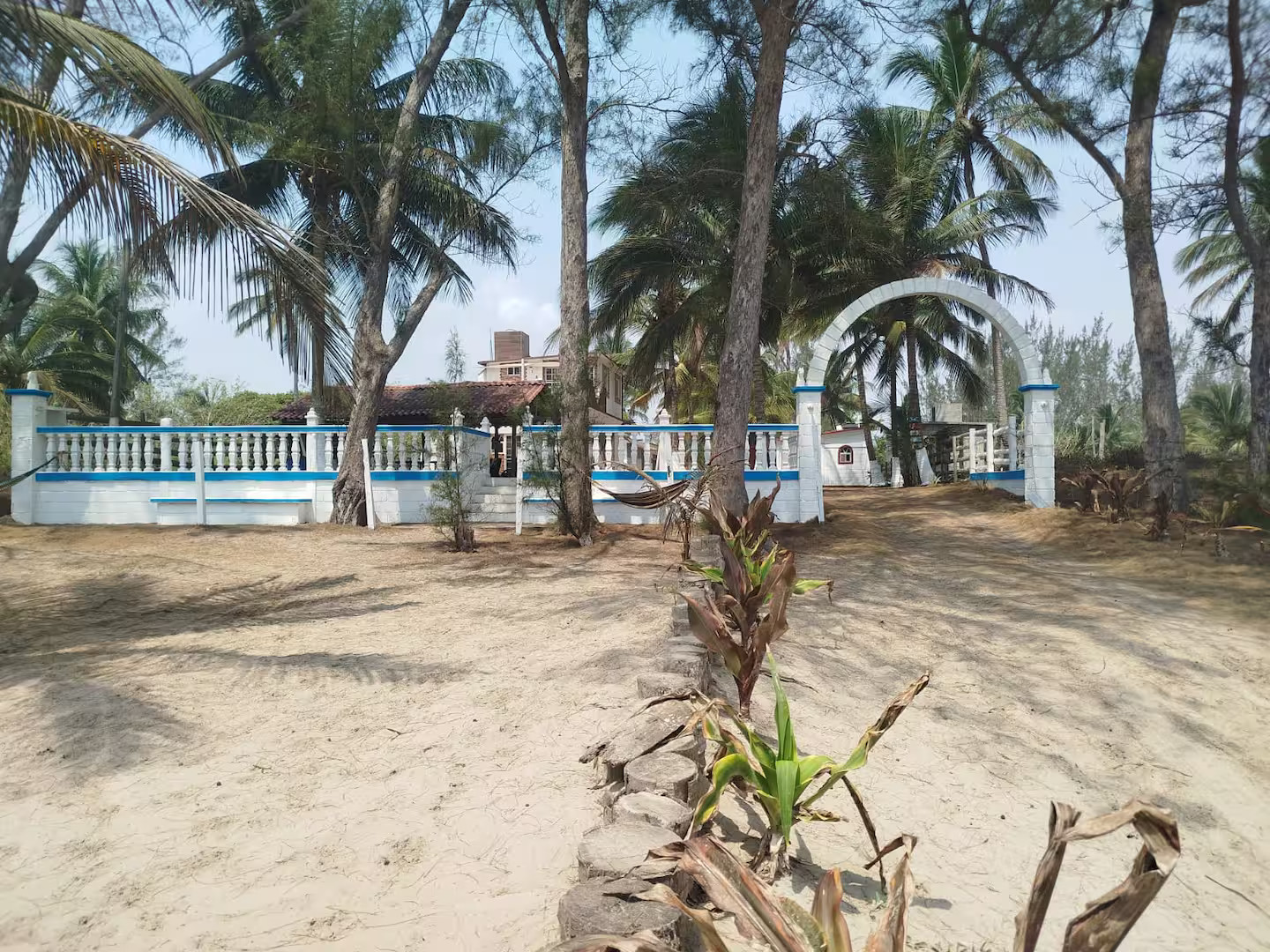 Jardín exterior de La Casita Pura Vida, casa frente al mar en Barra de Galindo, Tuxpan (foto 1)