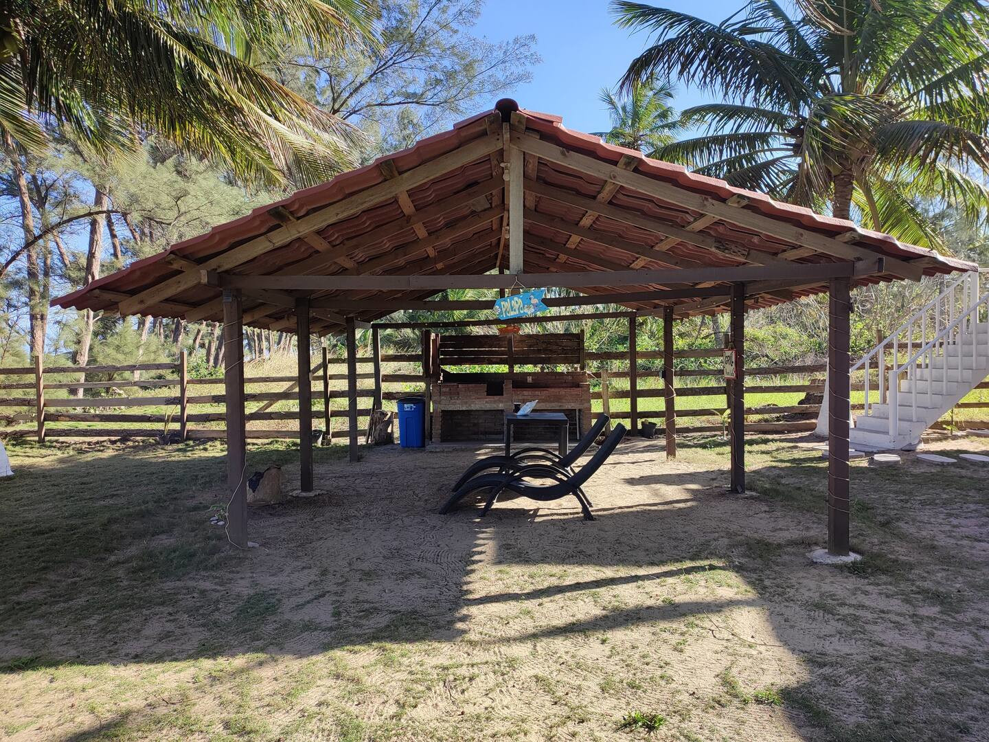 Jardín exterior de La Casita Pura Vida, casa frente al mar en Barra de Galindo, Tuxpan (foto 5)